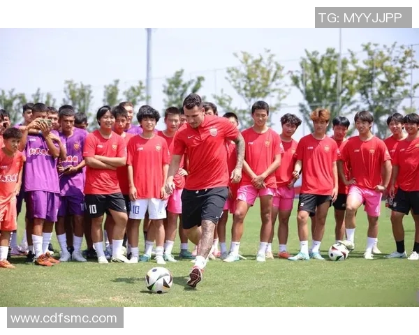 足球球星翻译官究竟是谁他在幕后默默助力球员沟通